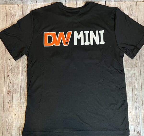 A black t-shirt with the word dw mini on it.