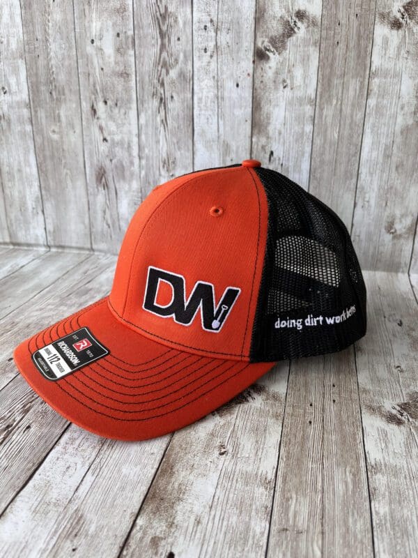 A red and black hat with the dw logo on it.