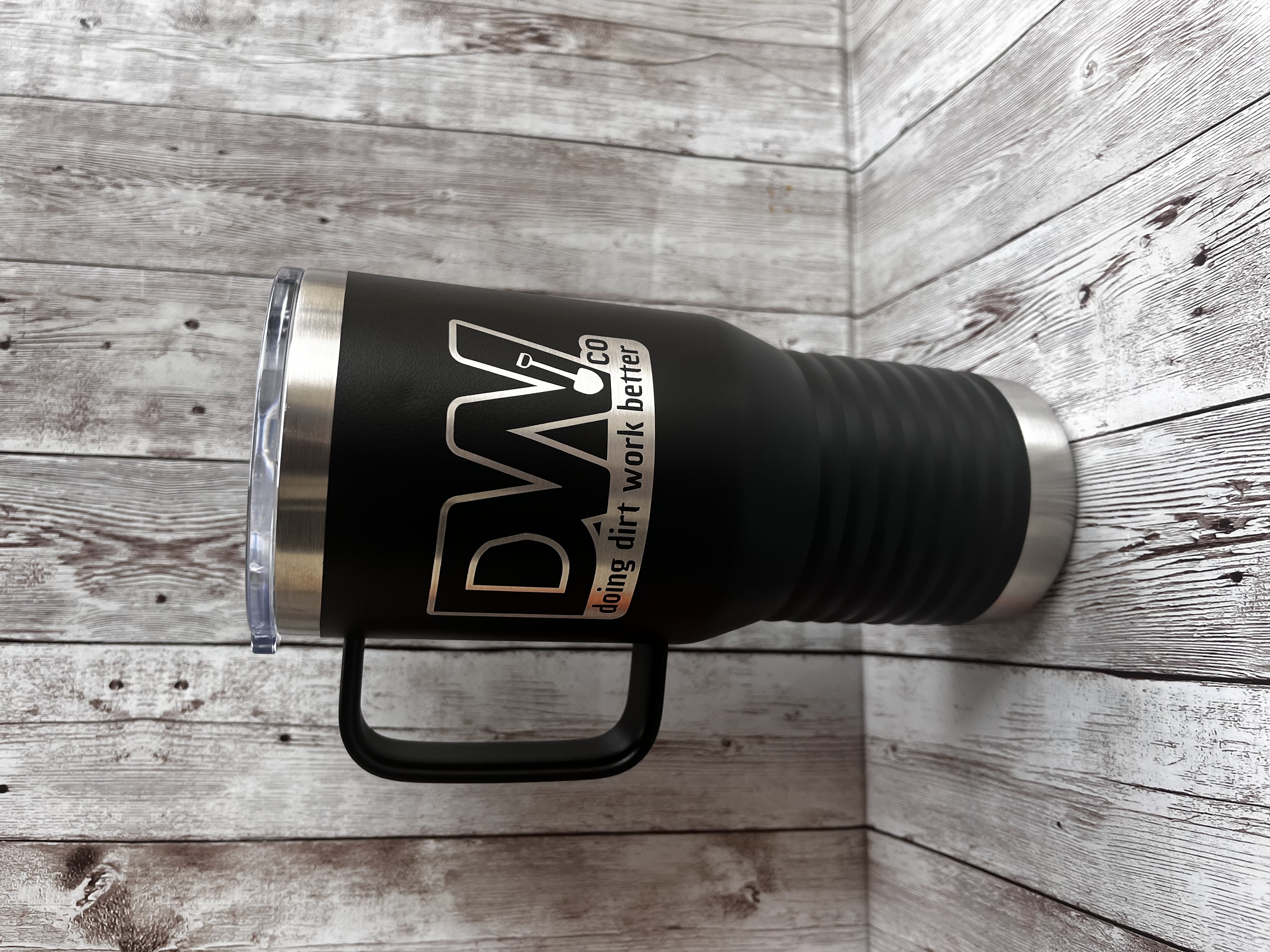 A black cup with the dw logo on it.